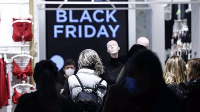 Cuando empieza el Black Friday en las tiendas españolas 2021 Clientes esperan para comprar en el Black Friday.