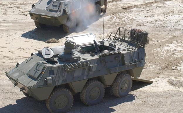 magen de un vehículo blindado BMR durante unas maniobras. Los militares heridos se precipitaron por un desnivel varios metros durante unas maniobras en El Teleno.