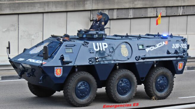 Uno de los antiguos blindados del Ejército de Tierra reutilizados por la Policía Nacional.