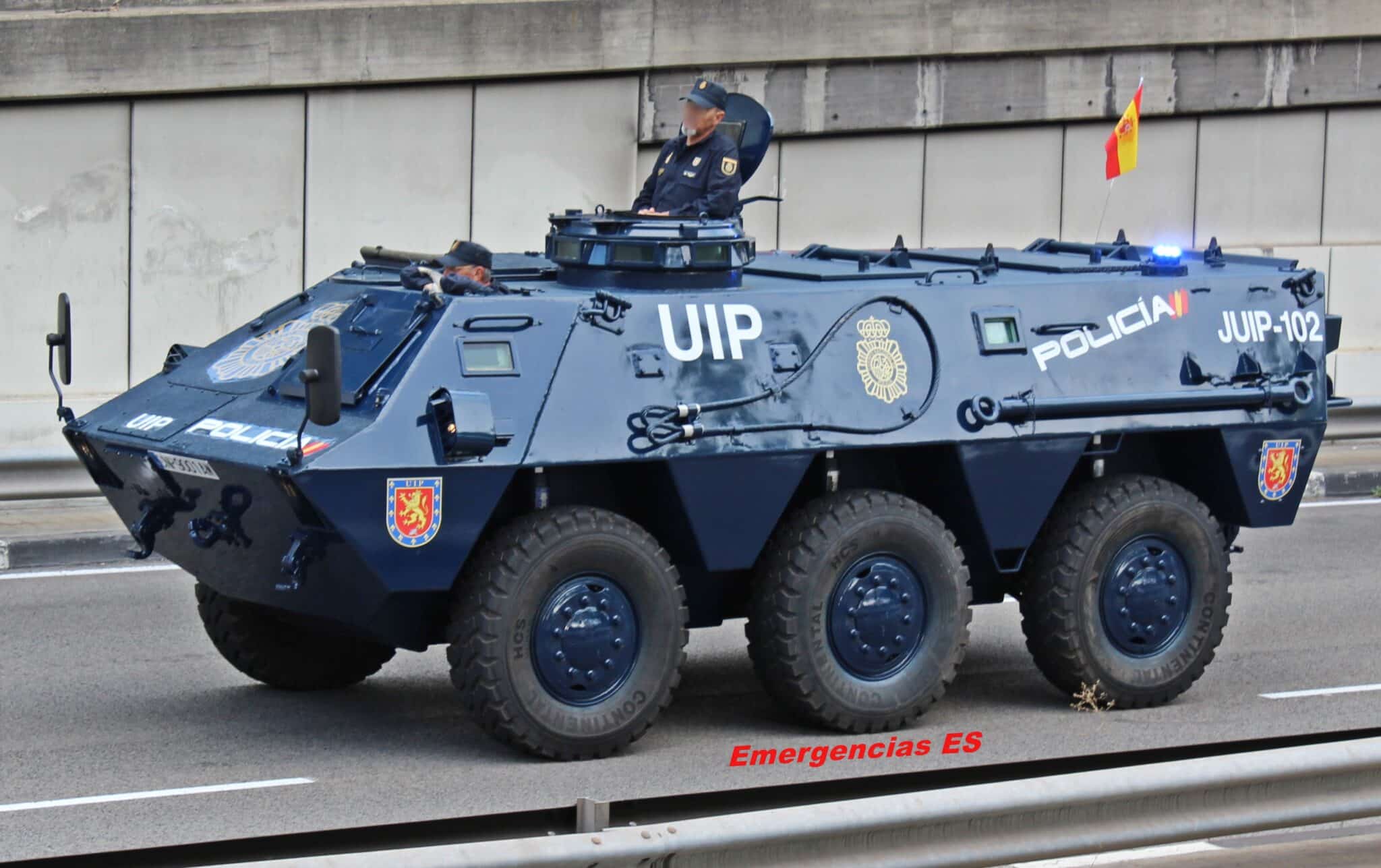 Uno de los antiguos blindados del Ejército de Tierra reutilizados por la Policía Nacional.