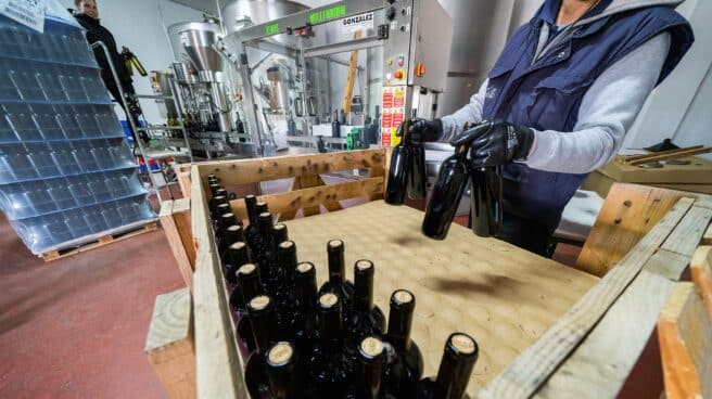 Un trabajador embotella vino en una bodega de Aranda de Duero. Un trabajador embotella vino en una bodega de Aranda de Duero.