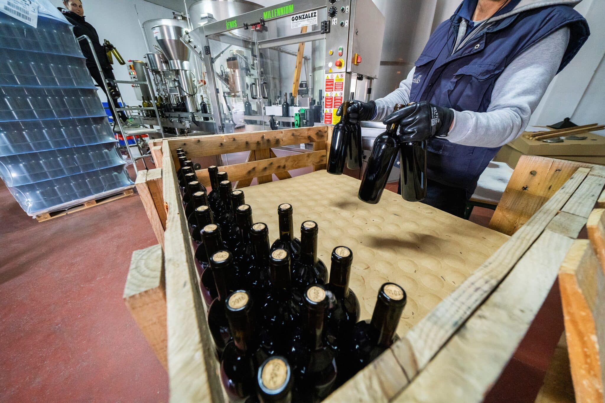 Un trabajador embotella vino en una bodega de Aranda de Duero.