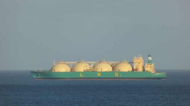 El gas transportado en barco hasta España se encarece un 50%