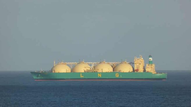 Un buque metanero, que encarece el cose del gas hasta un 50% Un buque metanero recorre el Mar Mediterráneo