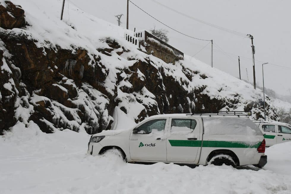 Imagen de un aparcamiento nevado en la localidad leonesa de Busdongo este domingo.