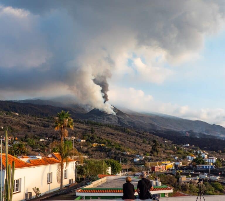 La colada surgida al norte de Montaña Cogote sepulta nuevas viviendas