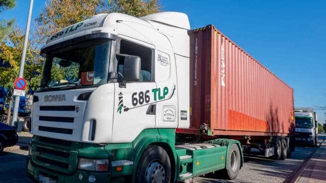 La patronal del transporte sacará el miércoles los camiones en Madrid para manifestarse Dos camiones circulan por una carretera en Madrid.