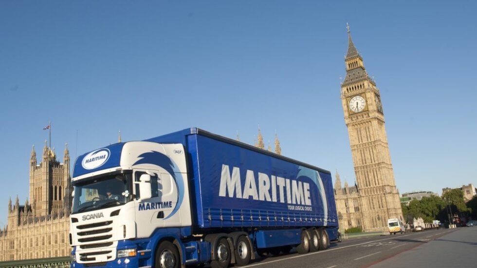 Un camión transita por el puente del Big Ben en Londres.