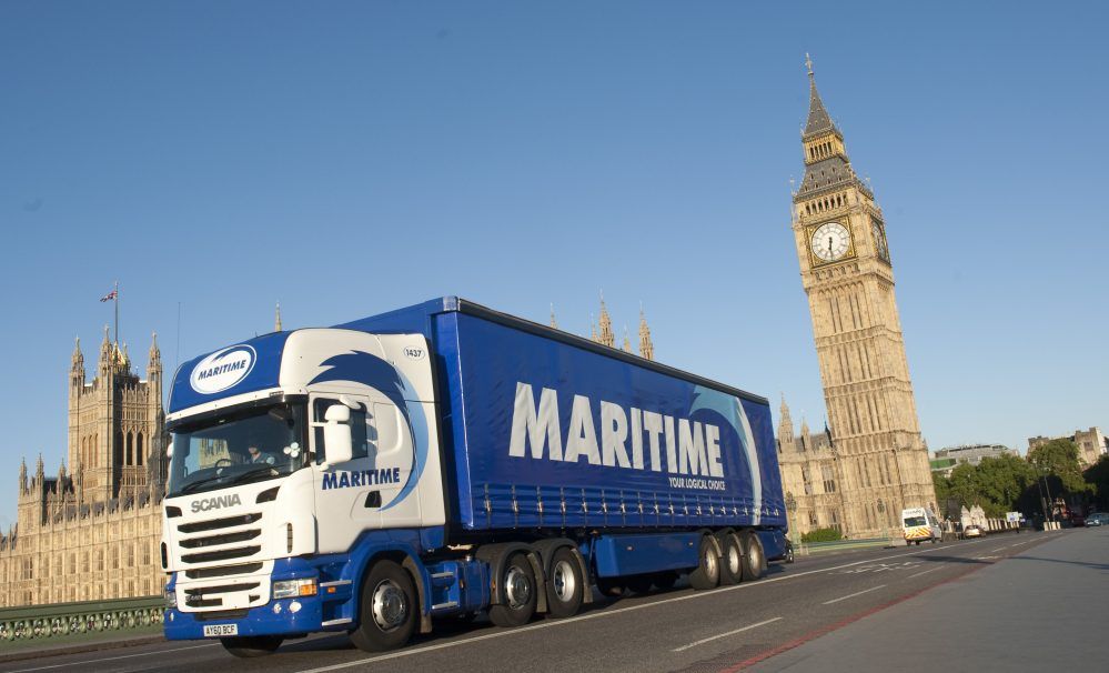 Un camión transita por el puente del Big Ben en Londres.