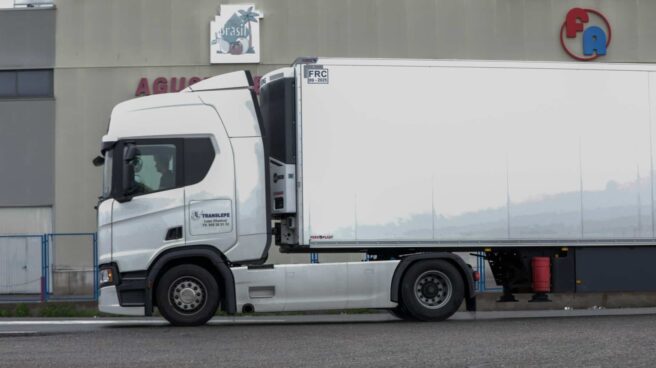 Un camión llega a Mercamadrid en una huelga de transporte