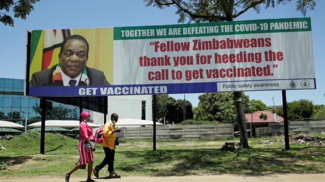 Un cartel llama a vacunarse en Zimbabwe, uno de los países afectados por las restricciones por la variante ómicron.