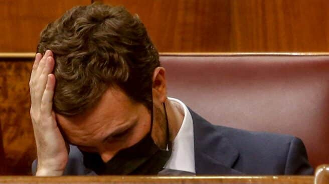 El líder del PP, Pablo Casado, en su escaño del Congreso de los Diputados.