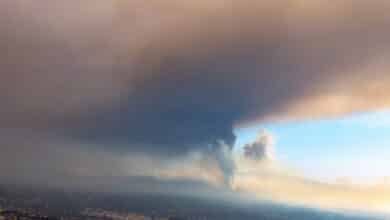 Intensa caída de bombas volcánicas en el flanco sur del cono del volcán de La Palma