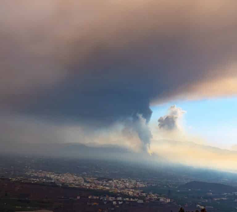 Intensa caída de bombas volcánicas en el flanco sur del cono del volcán de La Palma