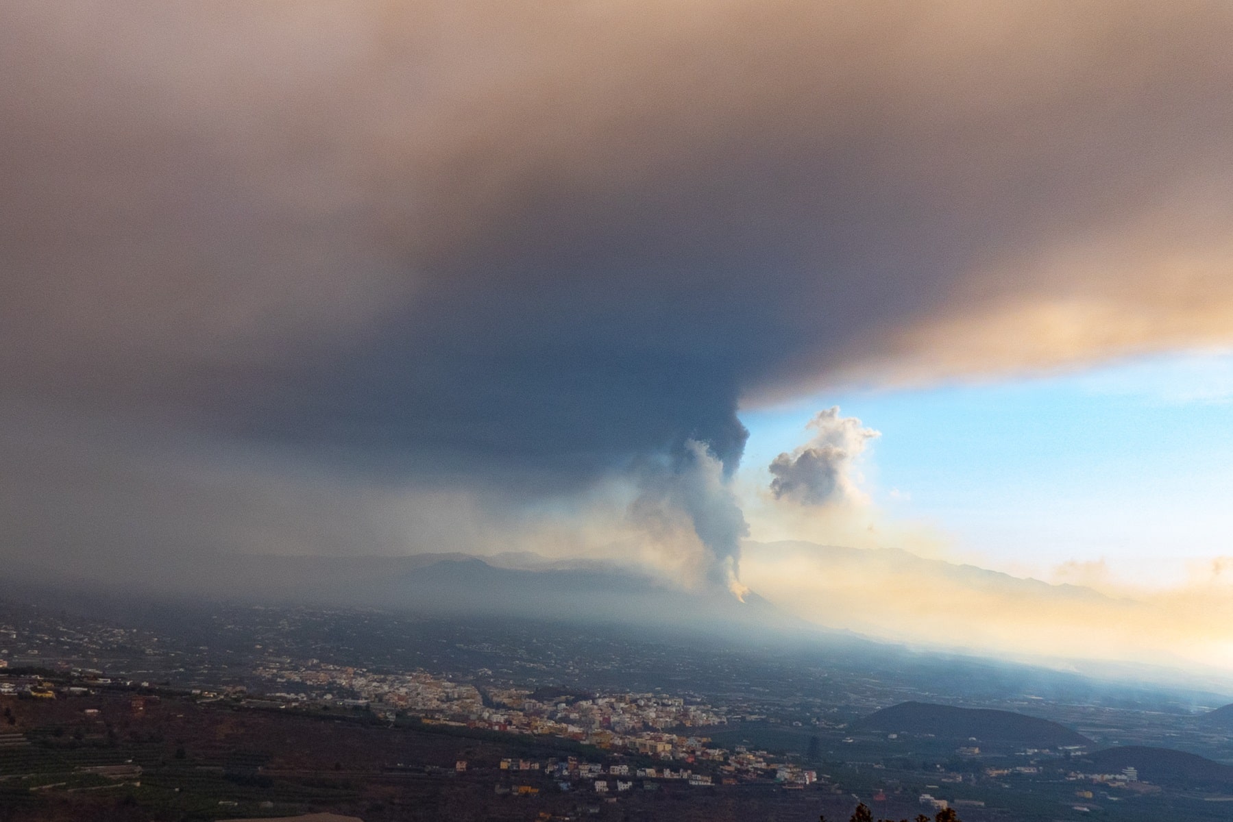 Intensa caída de bombas volcánicas en el flanco sur del cono del volcán de La Palma
