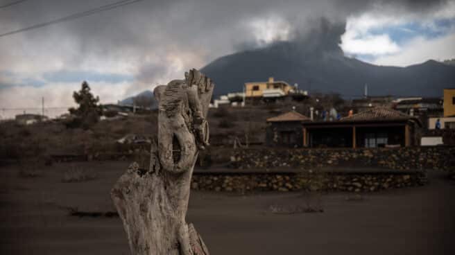 Vista de una zona de exclusión de Las Manchas con el volcán de Cumbre Vieja al fondo