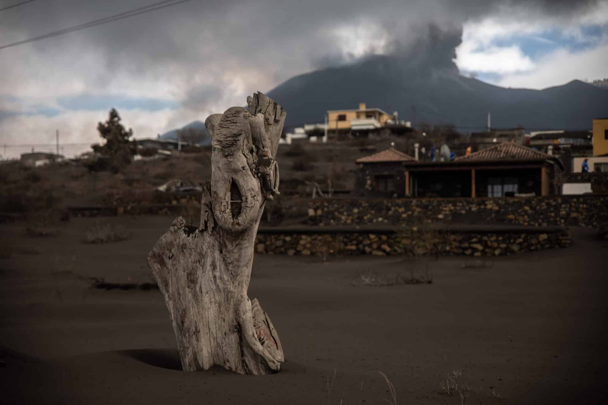 Vista de una zona de exclusión de Las Manchas con el volcán de Cumbre Vieja al fondo