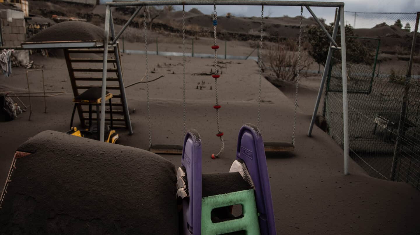 Un parque infantil cubierto de ceniza en una zona de exclusión de Las Manchas