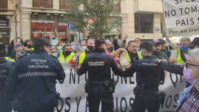 Una protesta de transportista recibe entre gritos y huevos a Yolanda Díaz, Colau y Oltra en Valencia