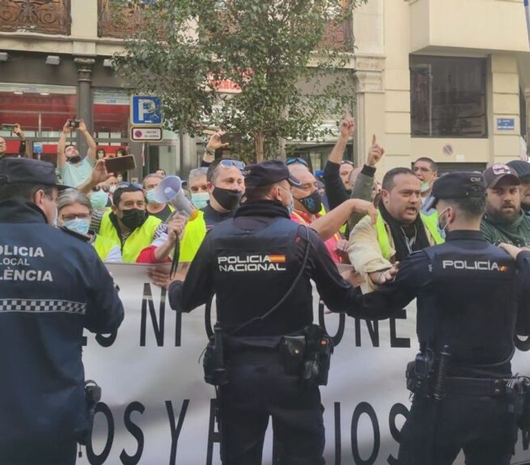 Una protesta de transportista recibe entre gritos y huevos a Yolanda Díaz, Colau y Oltra en Valencia