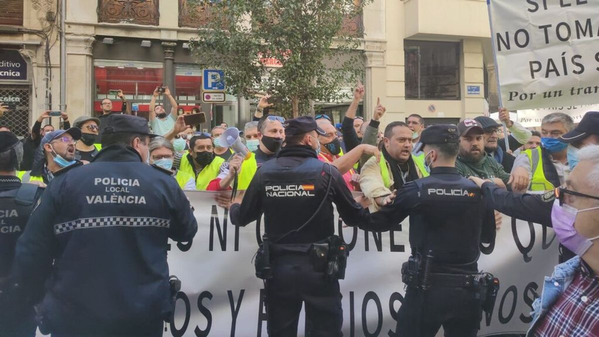 Una protesta de transportista recibe entre gritos y huevos a Yolanda Díaz, Colau y Oltra en Valencia