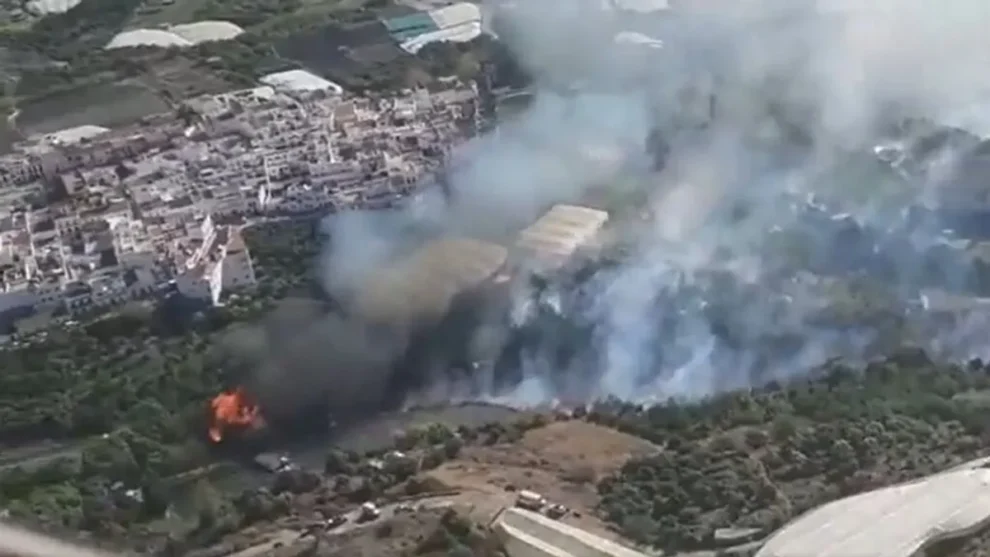 Imagen desde el aire del incendio en el paraje de Maro, en Nerja (Málaga)