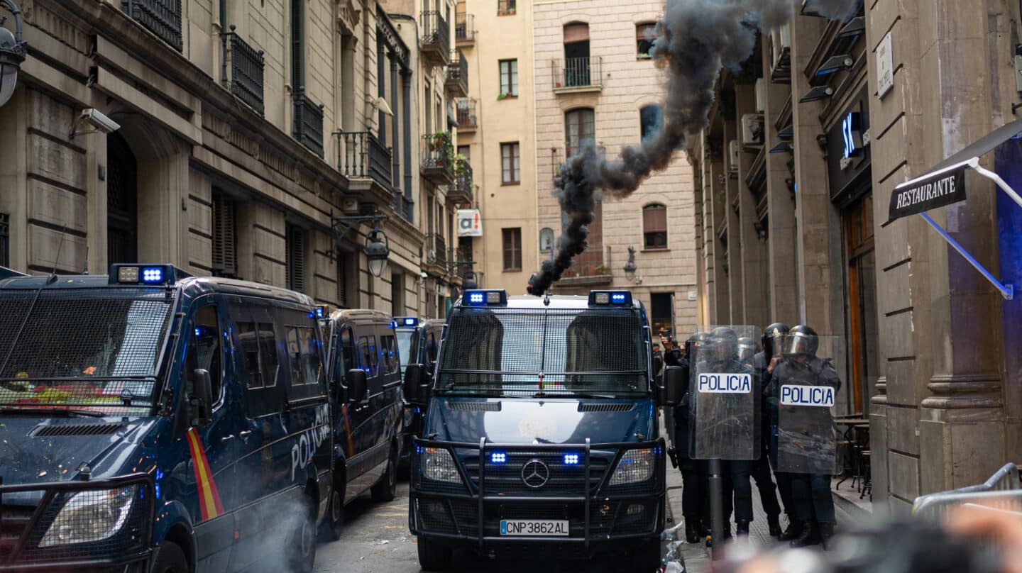 Agentes antidisturbios, en la comisaría de la Policía Nacional en Via Laietana.