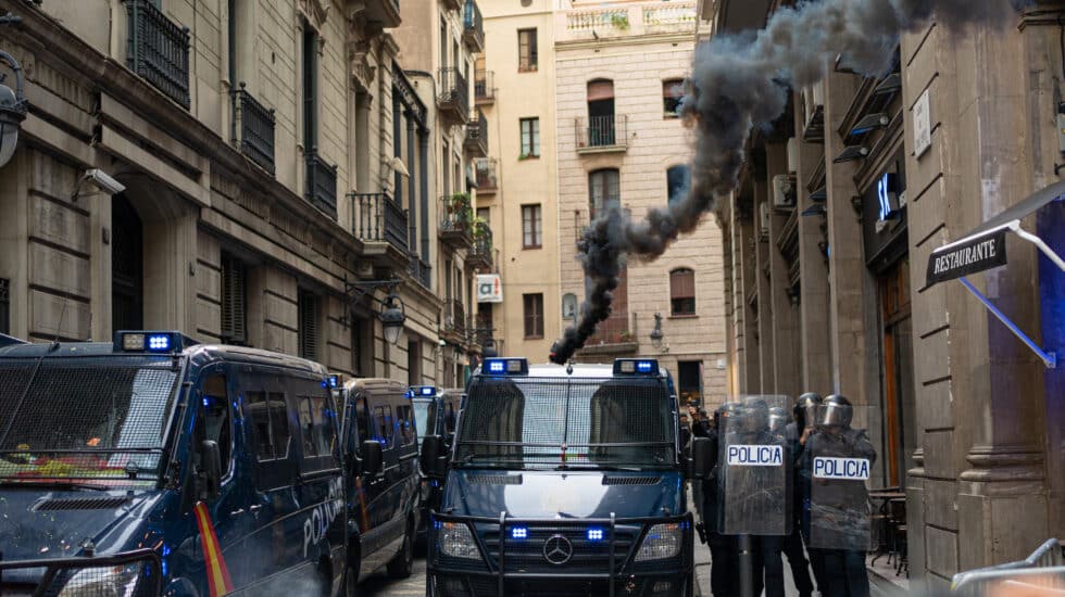 Agentes antidisturbios, en la comisaría de la Policía Nacional en Via Laietana.