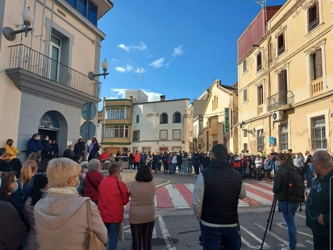 Concentración en apoyo a la menor violada en Igualada.