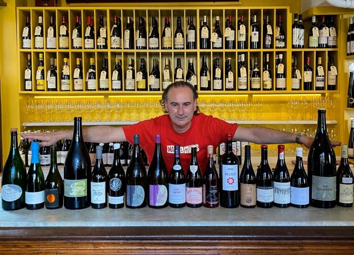 Andrés Conde Laya en el bar La Vinya del Senyor (Barcelona).