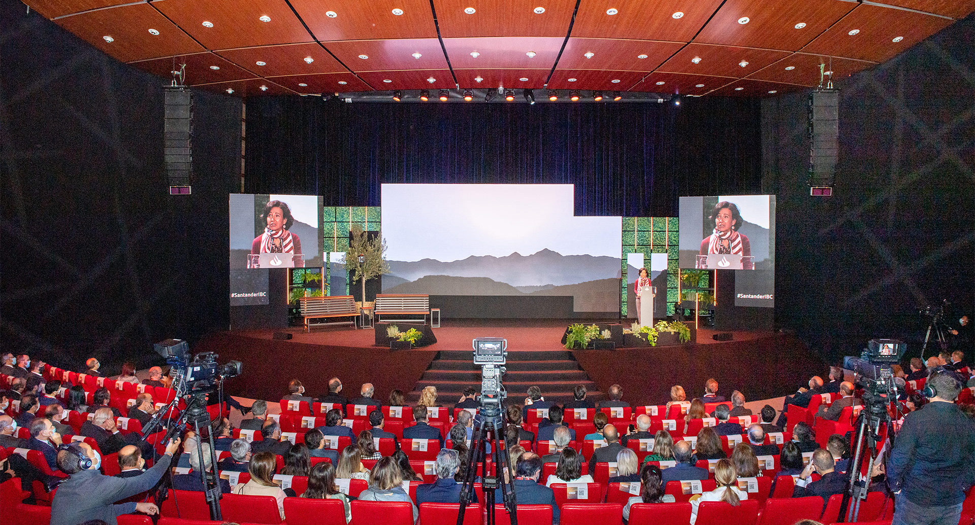 La presidenta de Banco Santander asegura en la inauguración de la XIV Conferencia Internacional de Banca que el mundo financiero global se está movilizando para apoyar la transición hacia un futuro verde.
