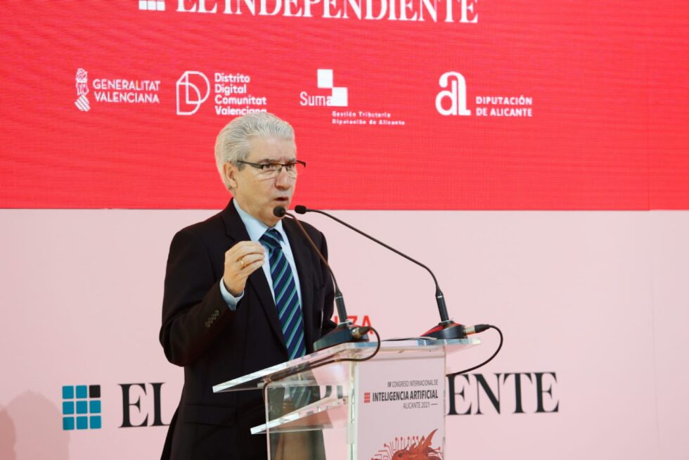 Casimiro García-Abadillo, director de El Independiente, durante su intervención en el Congreso de Inteligencia Artificial