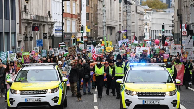 Una riada humana liderada por indígenas reclama en Glasgow justicia climática