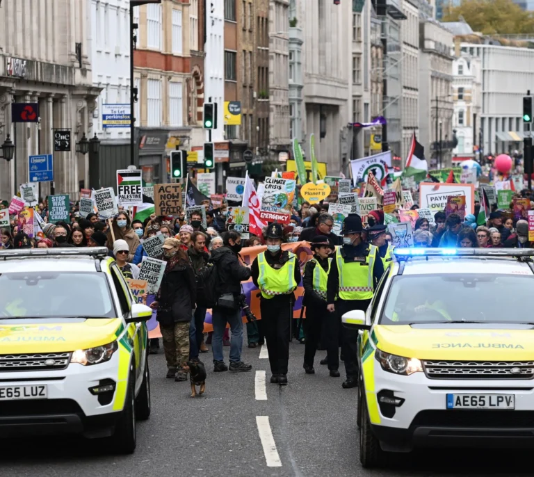 Una riada humana liderada por indígenas reclama en Glasgow justicia climática