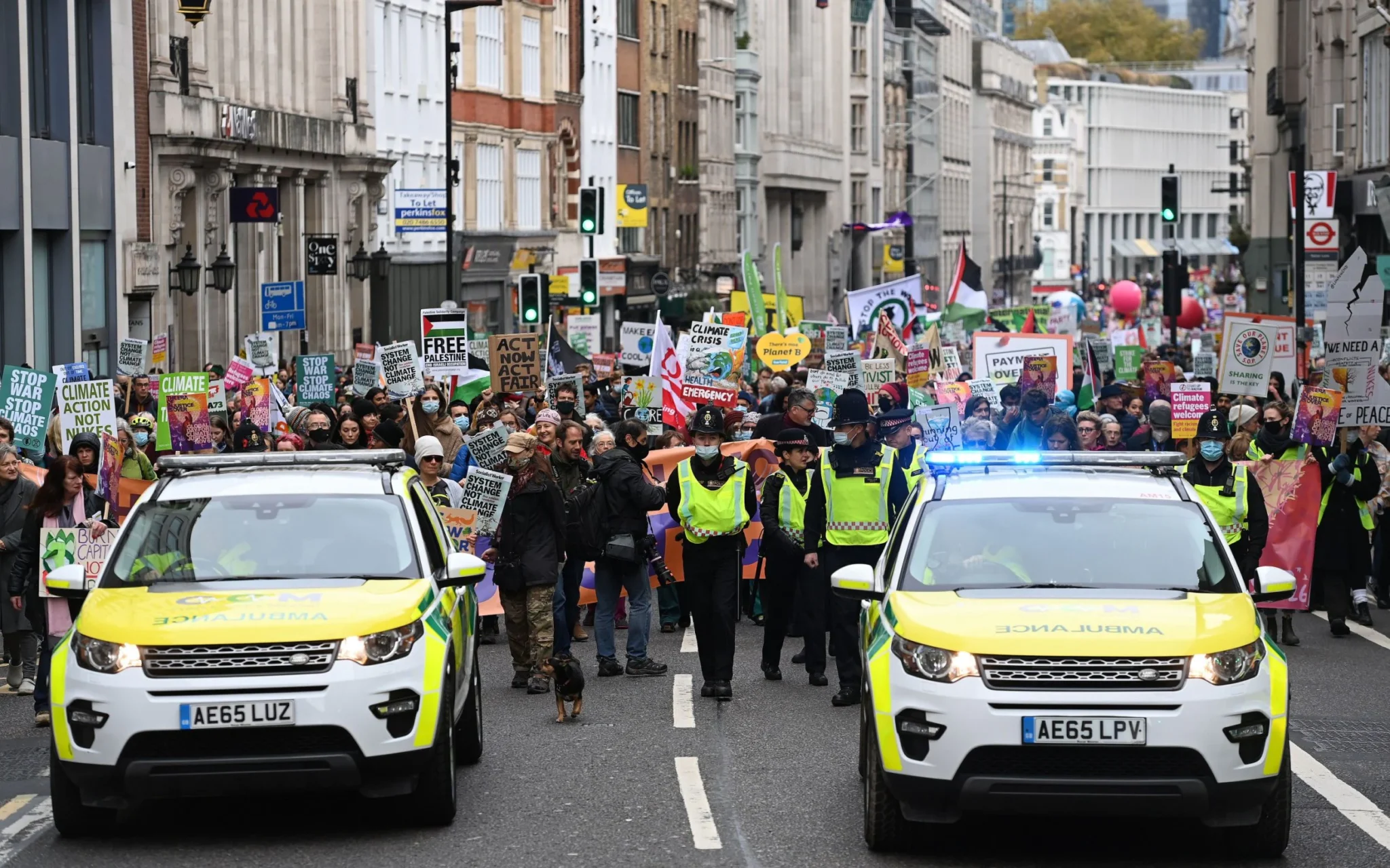 Una riada humana liderada por indígenas reclama en Glasgow justicia climática