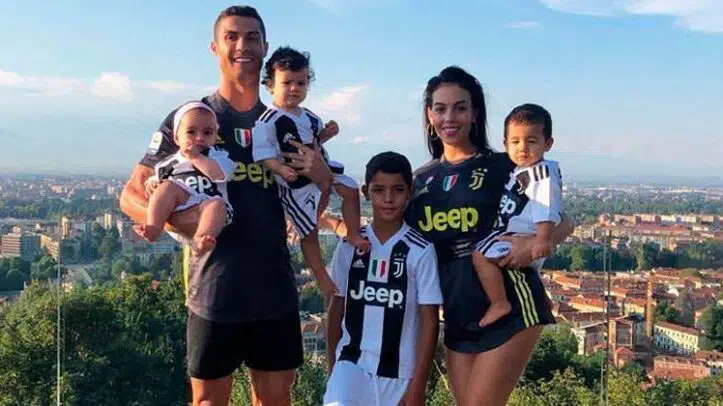 Cristiano Ronaldo dona camiseta firmada para subasta