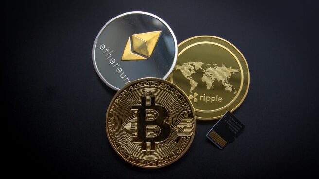 Criptomonedas y bitcoins Criptomonedas y bitcoins representadas gráficamente sobre fondo negro