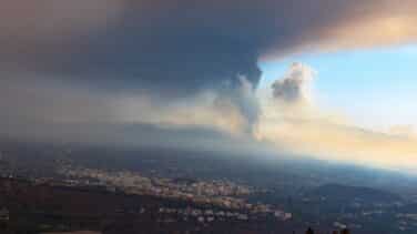 Se eleva la producción de cenizas en La Palma y un derrame de lava amenaza con cortar la LP-211
