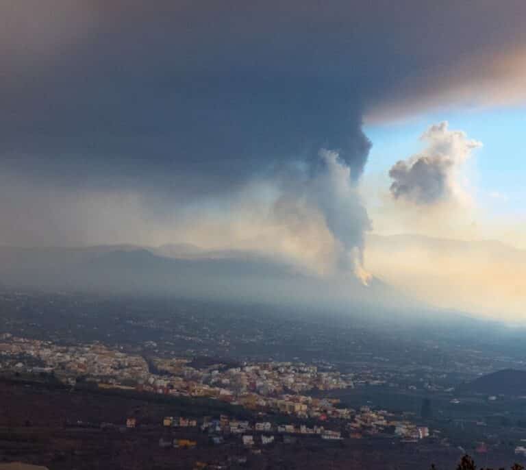 Se eleva la producción de cenizas en La Palma y un derrame de lava amenaza con cortar la LP-211