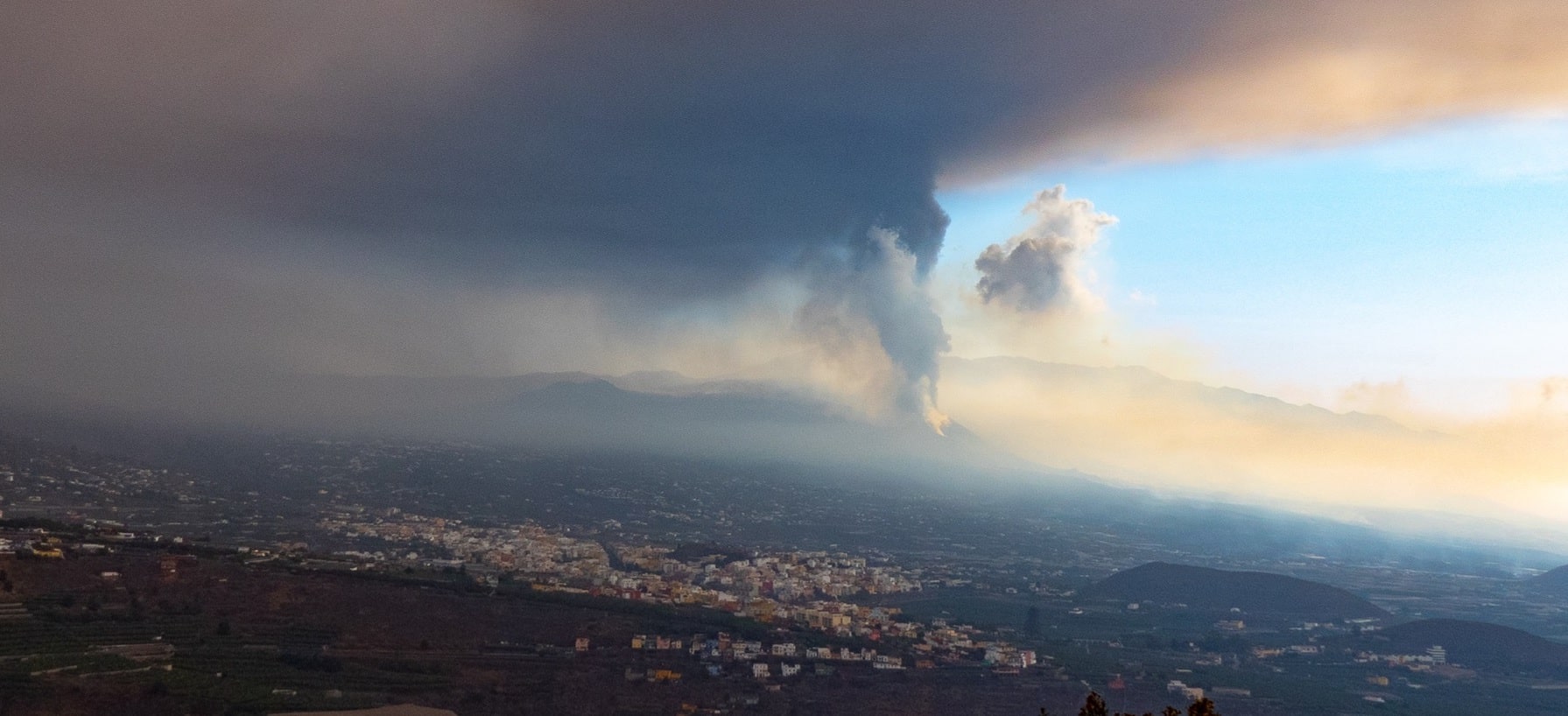 Se eleva la producción de cenizas en La Palma y un derrame de lava amenaza con cortar la LP-211
