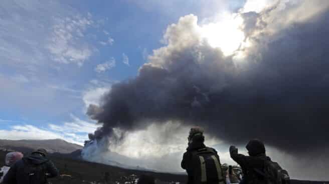 La plaza de Tajuya, en el municipio de El Paso y convertida en un mirador privilegiado de la erupción volcánica de Cumbre Vieja, está hoy más concurrida que en otras ocasiones.