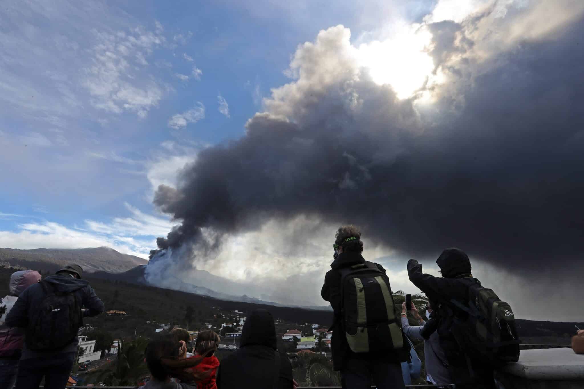 La plaza de Tajuya, en el municipio de El Paso y convertida en un mirador privilegiado de la erupción volcánica de Cumbre Vieja, está hoy más concurrida que en otras ocasiones.