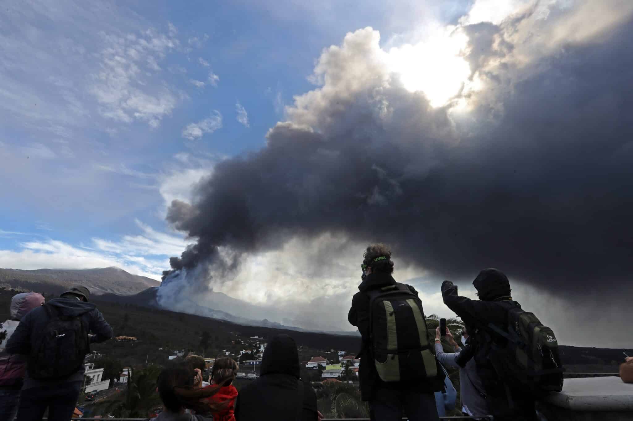 La plaza de Tajuya, en el municipio de El Paso y convertida en un mirador privilegiado de la erupción volcánica de Cumbre Vieja, está hoy más concurrida que en otras ocasiones.