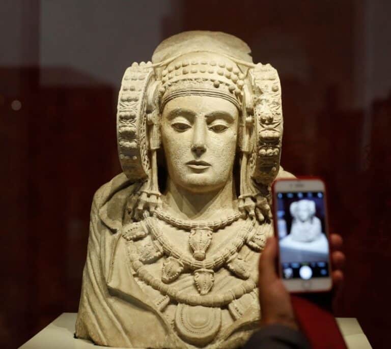 La cesión de la Dama de Elche reabre el debate sobre el 'Guernica' o 'El fusilamiento de Torrijos'