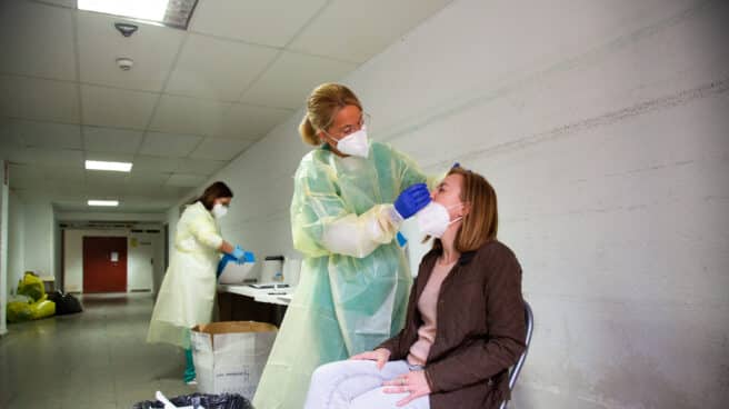 Segunda fase de los cribados masivos y voluntarios en Extremadura Una sanitaria realiza un test de antígenos o una PCR a una mujer en Badajoz (Extremadura)
