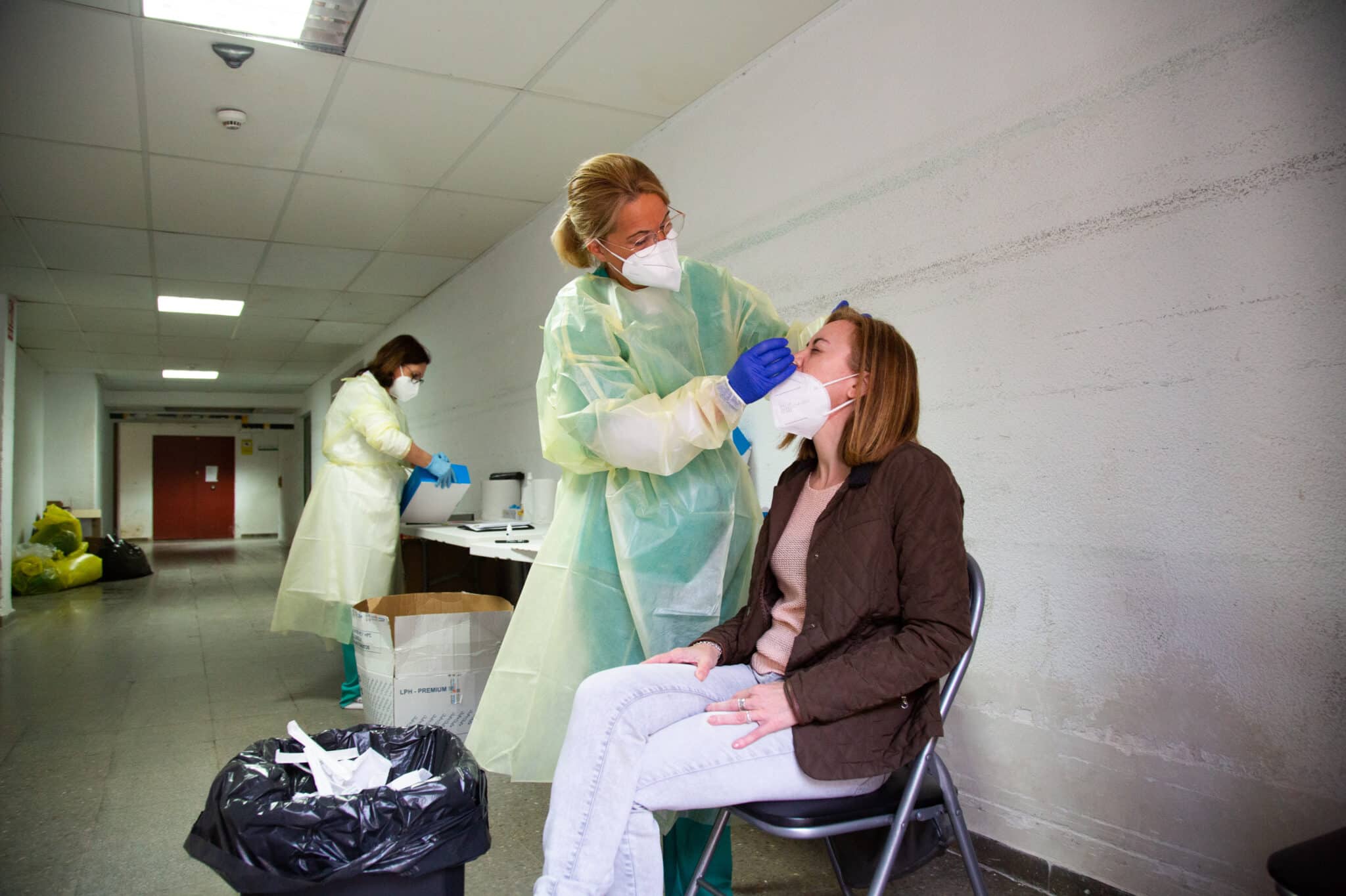 Una sanitaria realiza un test de antígenos o una PCR a una mujer en Badajoz (Extremadura)