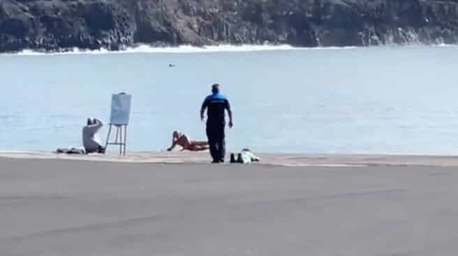 Un hombre posa desnudo con el volcán de La Palma de fondo y es desalojado por la Policía