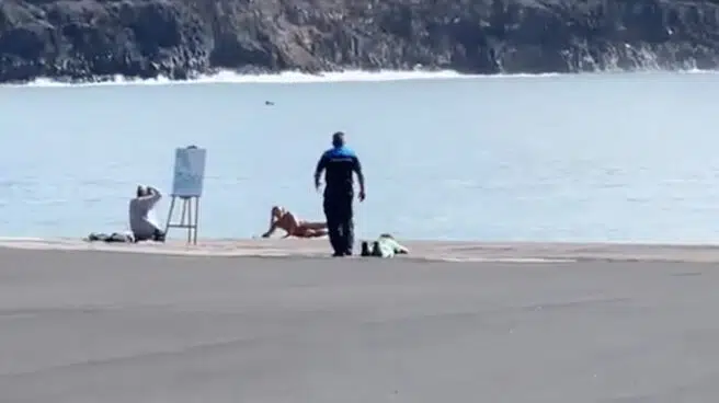 Desnudo con el volcán de fondo: la surrealista escena en La Palma que ha desalojado la Policía