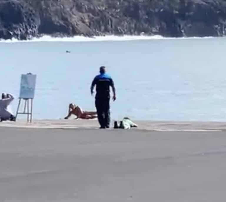 Desnudo con el volcán de fondo: la surrealista escena en La Palma que ha desalojado la Policía