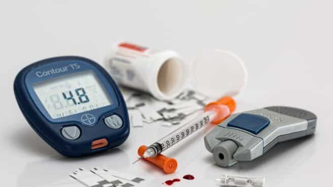 Imagen con aparatos para medir el nivel de insulina en los diabéticos, entre ellos una jeringuilla